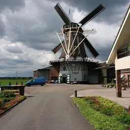 Voorkant van kringloopwinkel in een Nederlandse molen met parkeerplaats