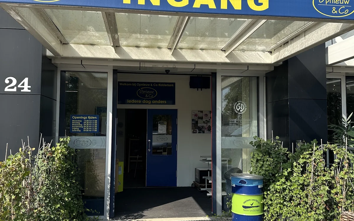 Kringloopwinkel Again and Co in Ridderkerk