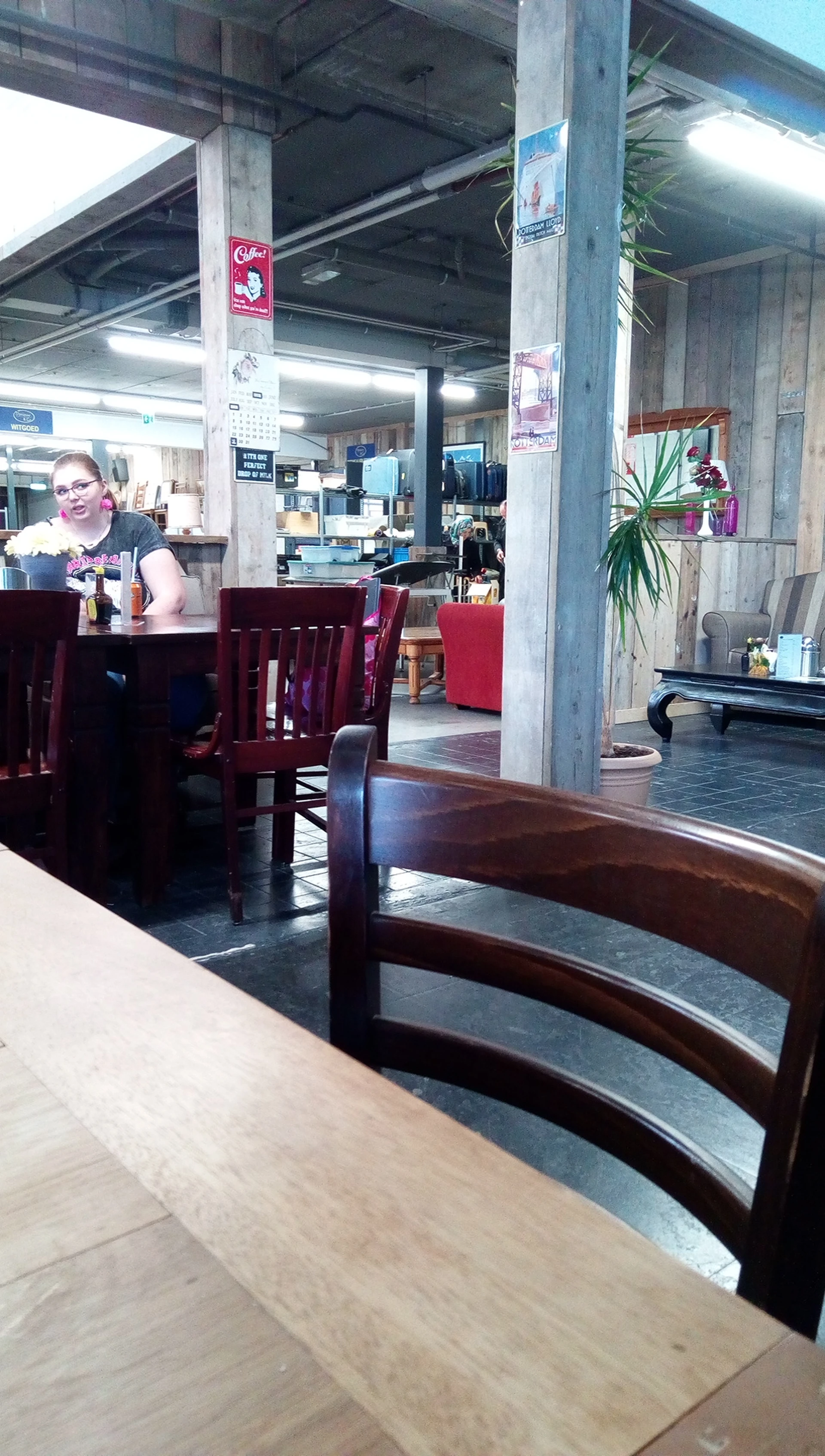 Again & Co. in Rotterdam met tweedehands meubels en kleding