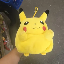 Gele pluche Pikachu-knuffel met zwarte oren en rode wangen