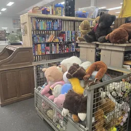Grote bak vol met knuffels en zachte speelgoed in verschillende kleuren en soorten