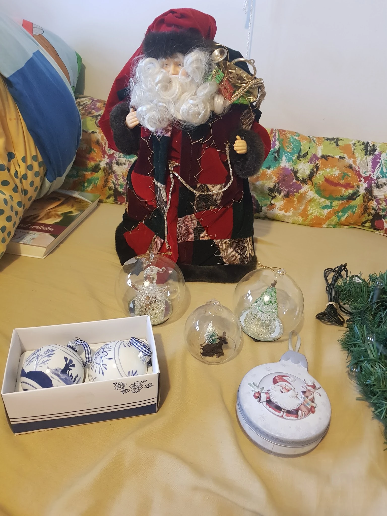 Uitgestalde kerstdecoratie en servies op een gele tafel in de winkel