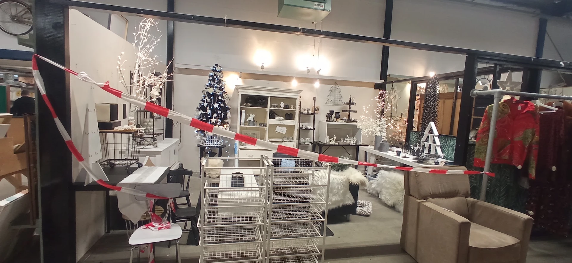 Winkelvloer met winkelwagentjes, kerstdecoratie en huisraad zoals lampen en meubels