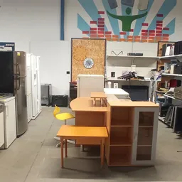 Winkelvloer met houten meubels, keukenkastjes, stellingen met spullen en huishoudapparatuur