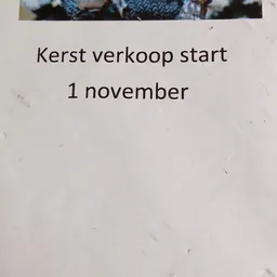 Tekst 'Kerst verkoop start 1 november' op lichte achtergrond