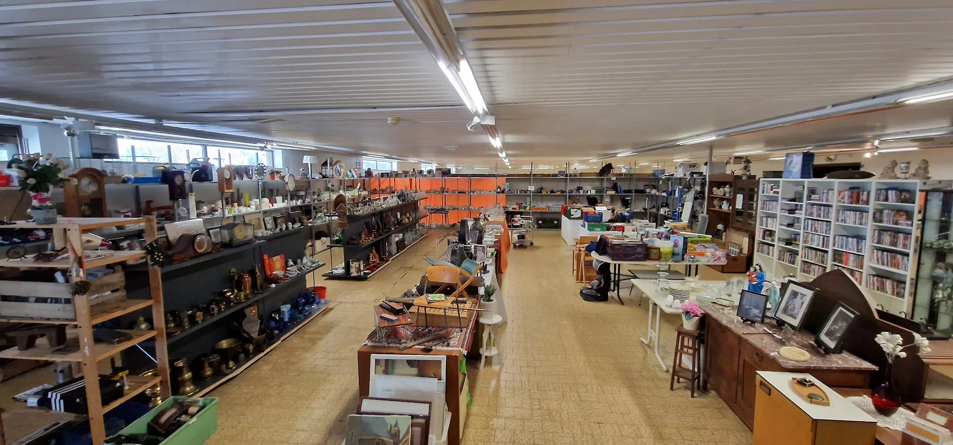 Kringloopwinkel alledaags & bijzonder in Koog aan de Zaan met tweedehands huishoudelijke apparaten, kleding en meubels