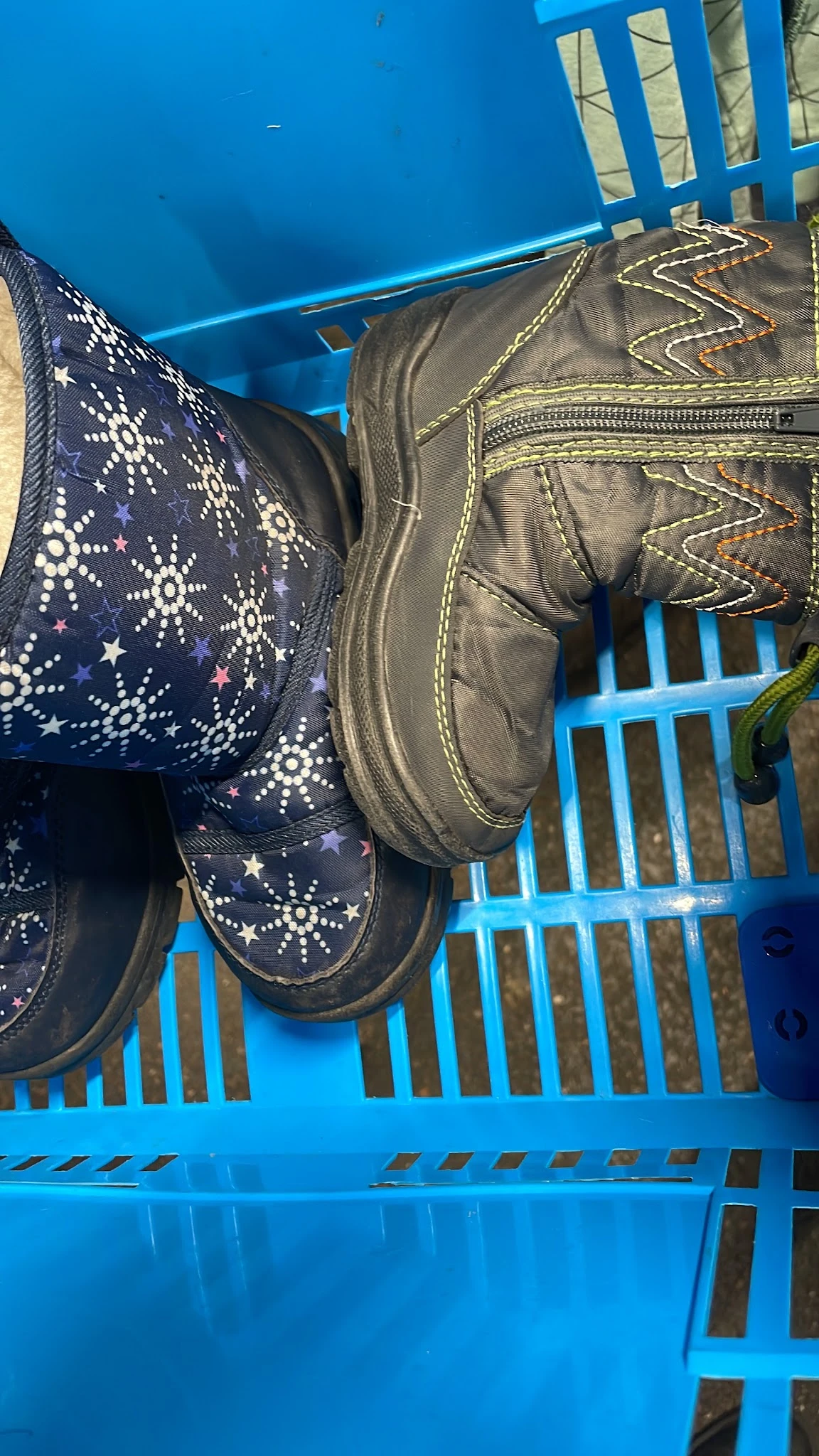 Tweedehands kinderlaarsjes met sterrenpatroon en grijze laarzen op display