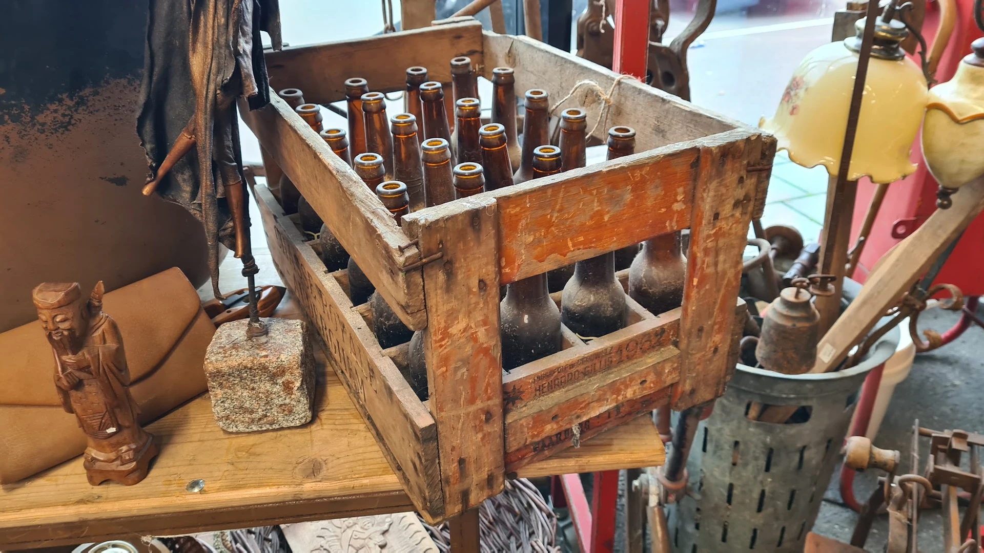 Houten kratje met bruine glazen flesjes, vintage flessenrek