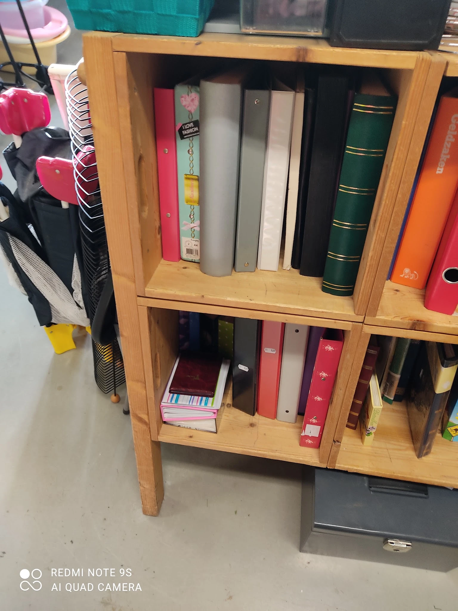 Houten boekenkasten met diverse tweedehands boeken in verschillende kleuren en formaten