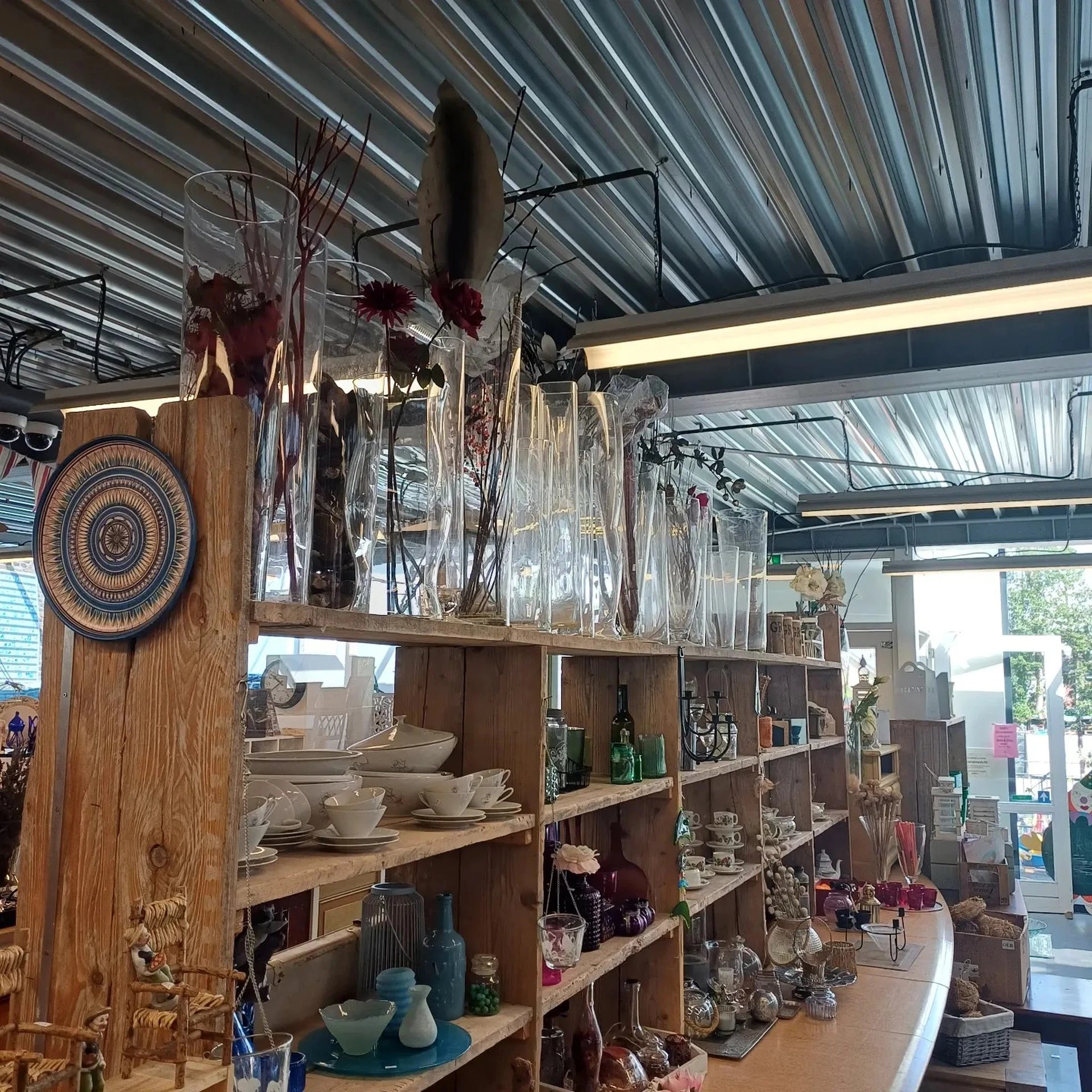 Antiek kringloopwinkel in Almkerk met tweedehands boeken, kleding en meubels