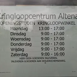 Openingstijden van Kringloopcentrum Altena op een wit papier