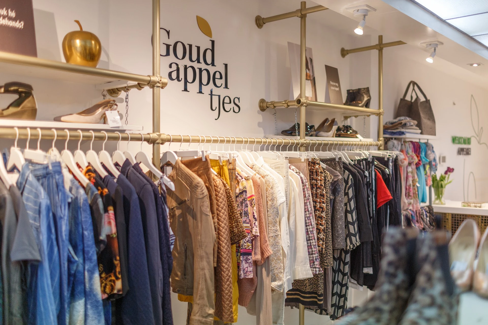 Appel & Ei Doesburg in Doesburg met tweedehands meubels en kleding