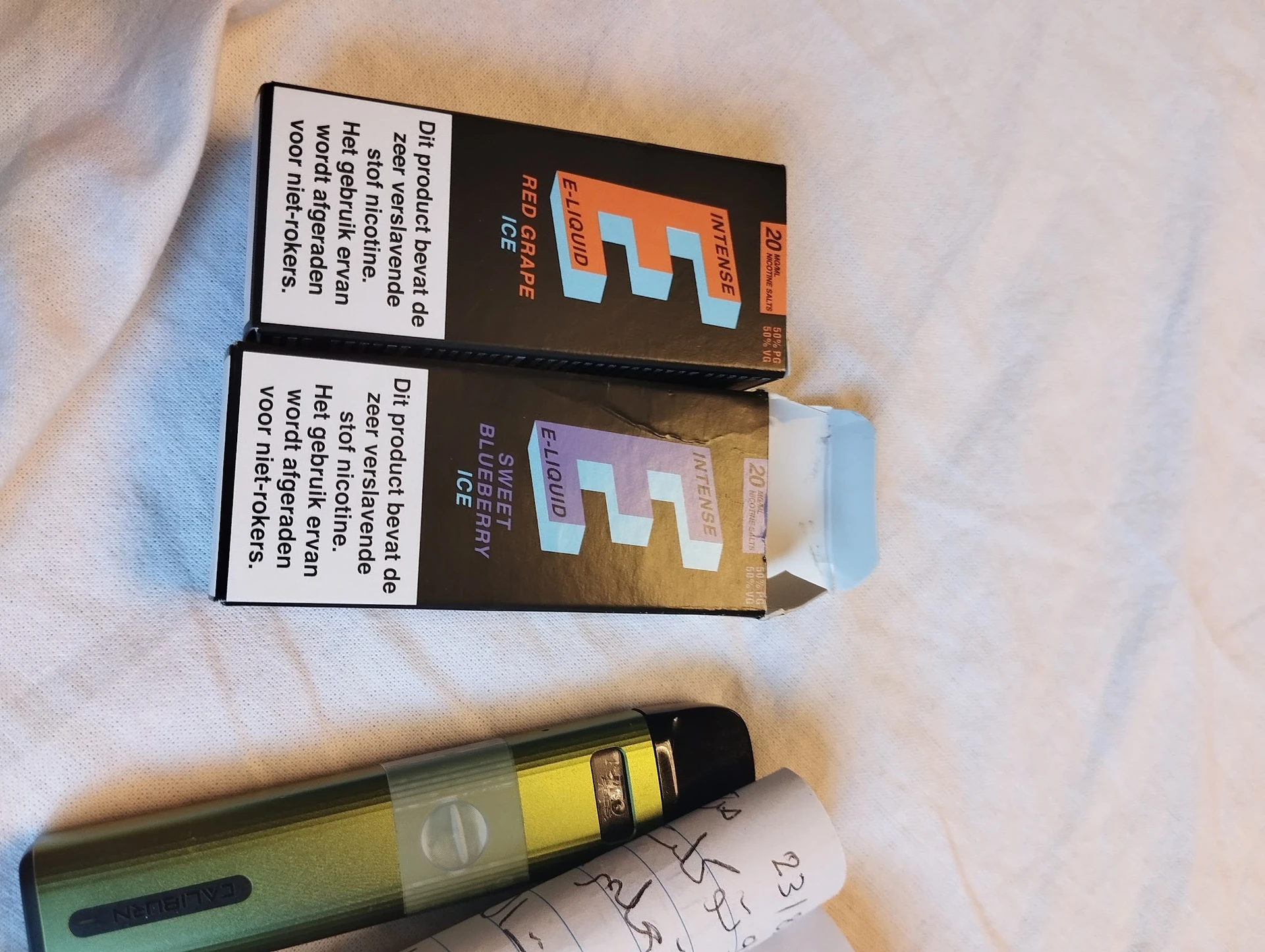 Close-up van twee verpakte producten en een gele pen op papier