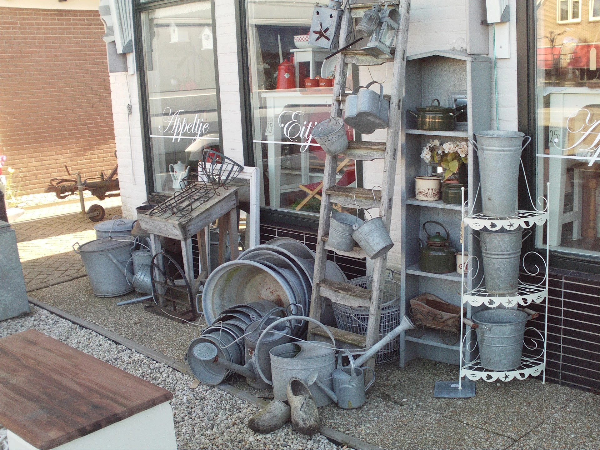 Appeltje Eitje in Heerhugowaard met tweedehands meubels en kleding