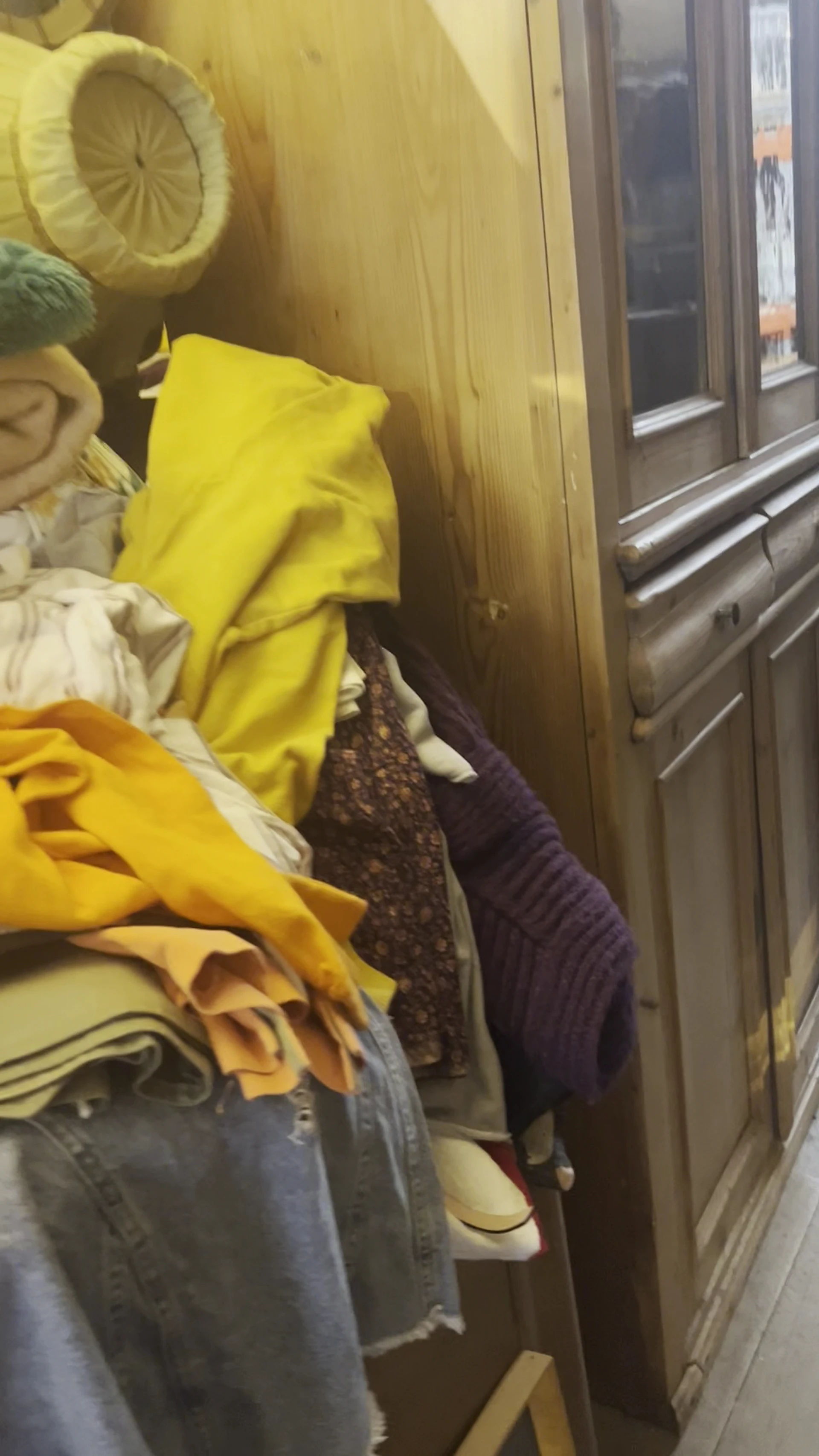 Kringloopwinkel Ari in Amsterdam met tweedehands kasten, vintage meubels en vintage woonaccessoires