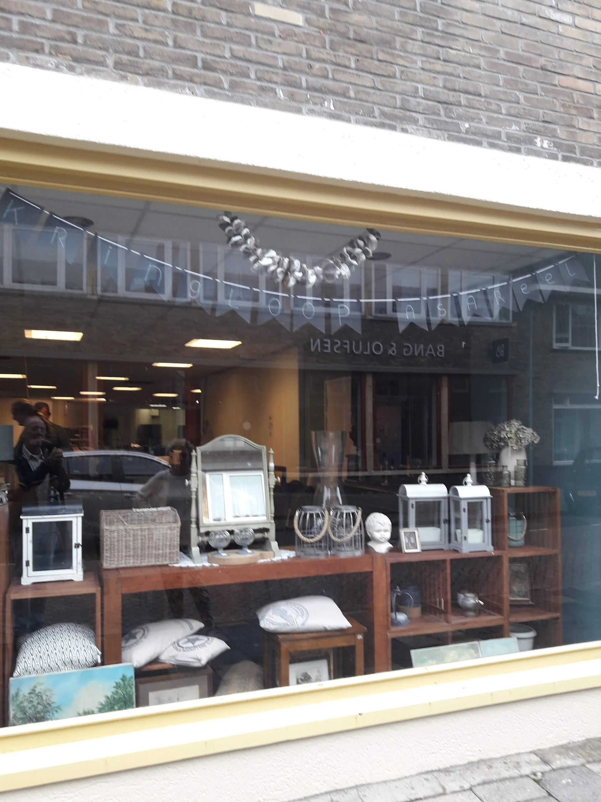 Kringloopwinkel Asareel in Katwijk aan Zee met tweedehands boeken, decoratiemateriaal en huishoudelijke apparaten