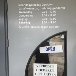 Openingstijden en geslotendagen op een raam of deur