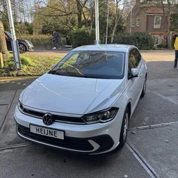 Witte Volkswagen Golf geparkeerd op straat met kentekenplaat 'HEIJNE'
