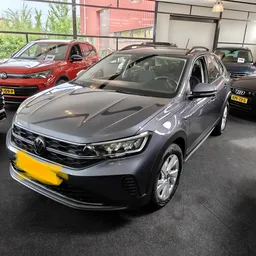 Grijze Volkswagen-auto te koop in showroom met andere auto's op achtergrond