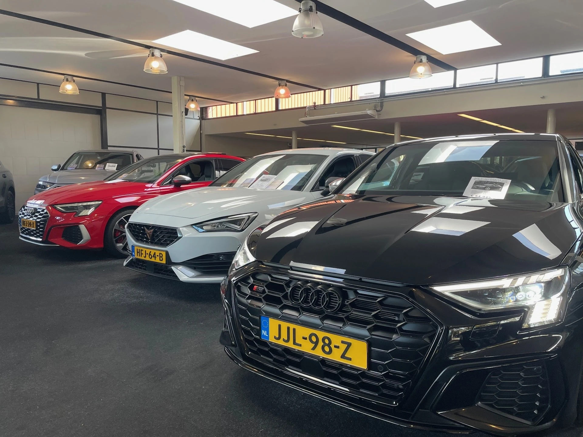 Autobedrijf Heijne in Zwanenburg met tweedehands meubels en kleding