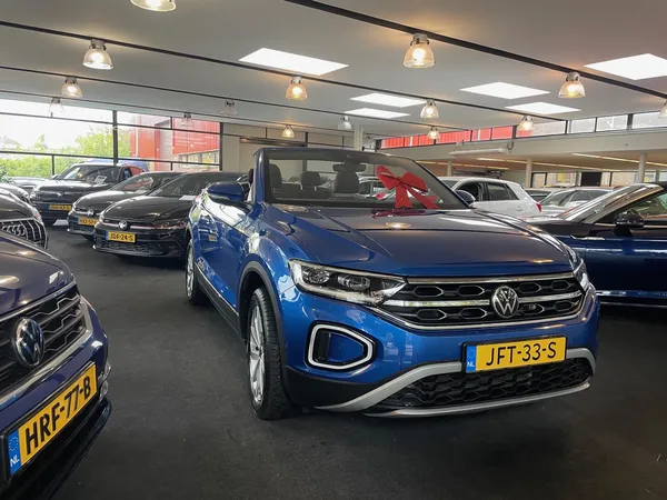 Showroom met meerdere nieuwe Volkswagen auto's onder het dak, goed verlicht