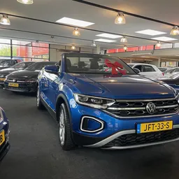 Showroom met meerdere nieuwe Volkswagen auto's onder het dak, goed verlicht