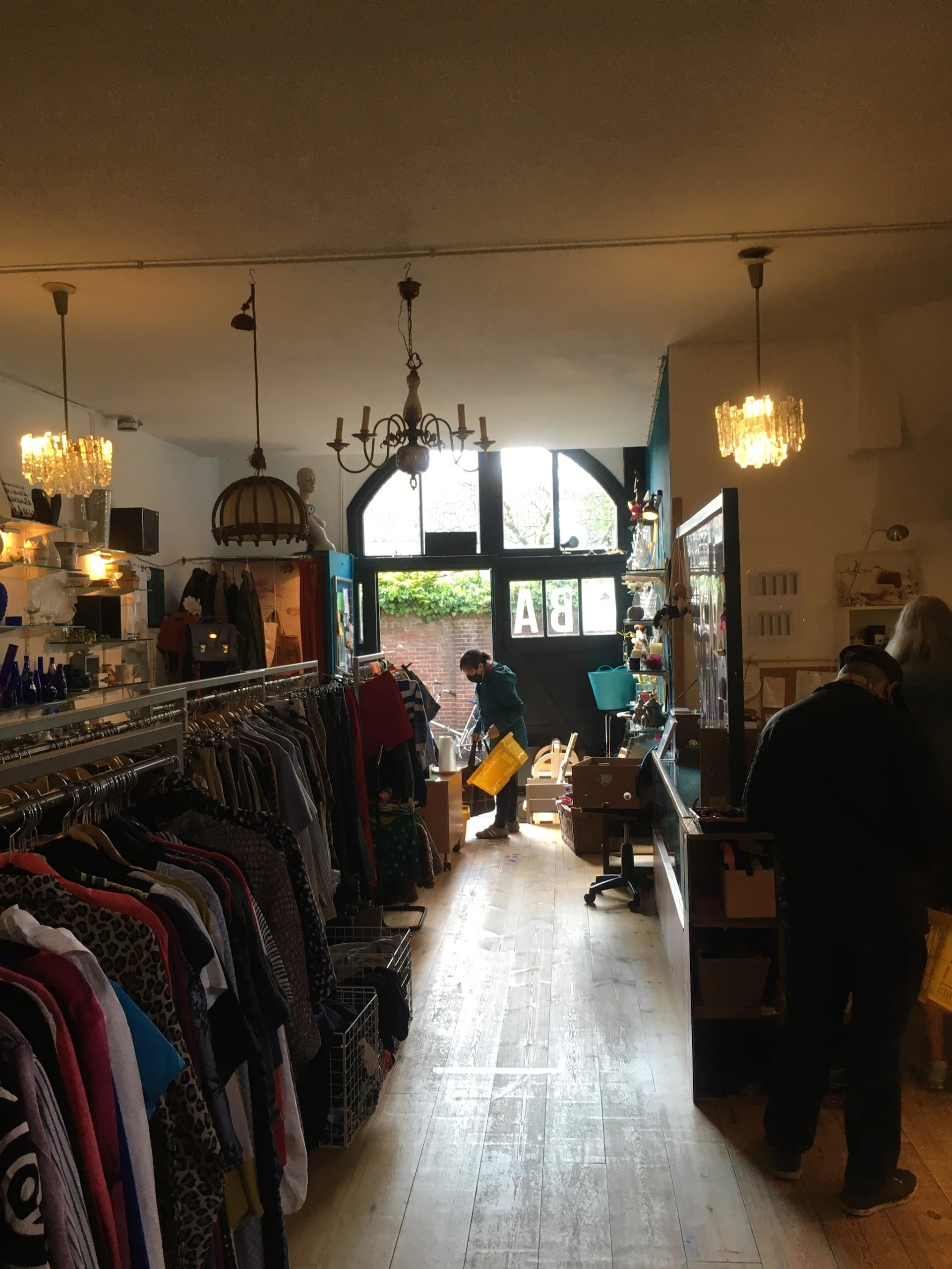 Kringloopwinkel Basta Nijmegen in Nijmegen met tweedehands boeken, huis- en inrichting en kleding