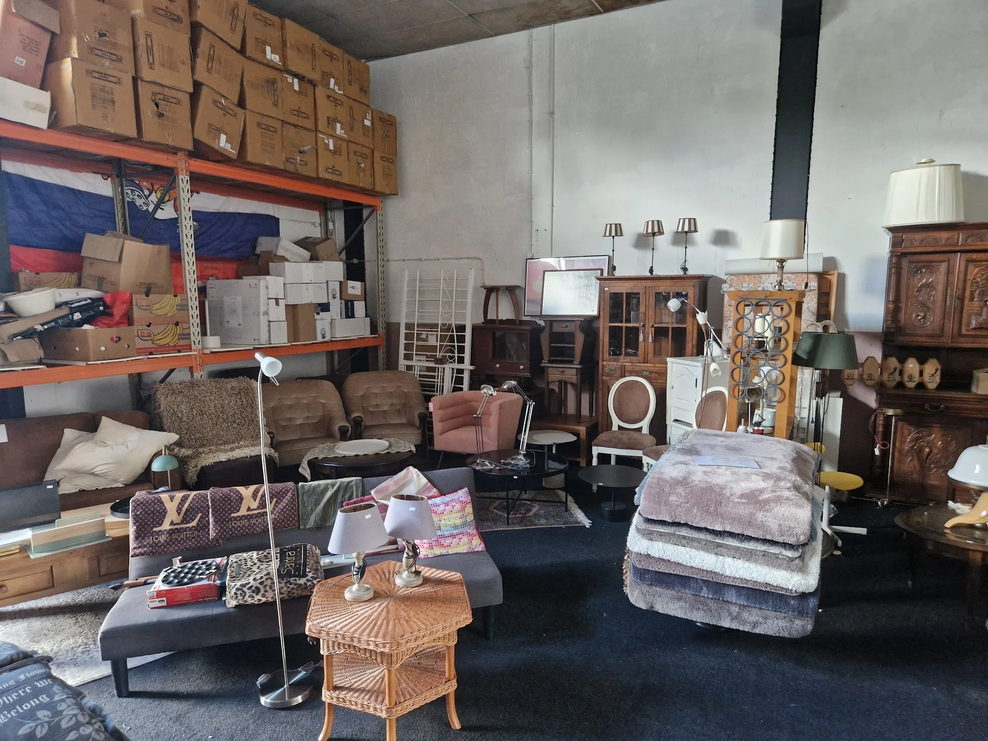 Kringloopwinkel Bazaar & Outlet Angelslo in Emmen met tweedehands boeken, gereedschappen en huishoudelijke apparaten