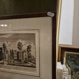 Ingelijste historische gravure van een kasteel met bomen en figuren, onder glas in donker frame