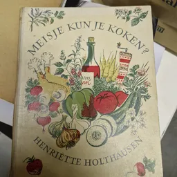 Vintage kookboek 'Meisje kun je koken?' met illustraties van groenten, fruit en keukenartikelen op de omslag