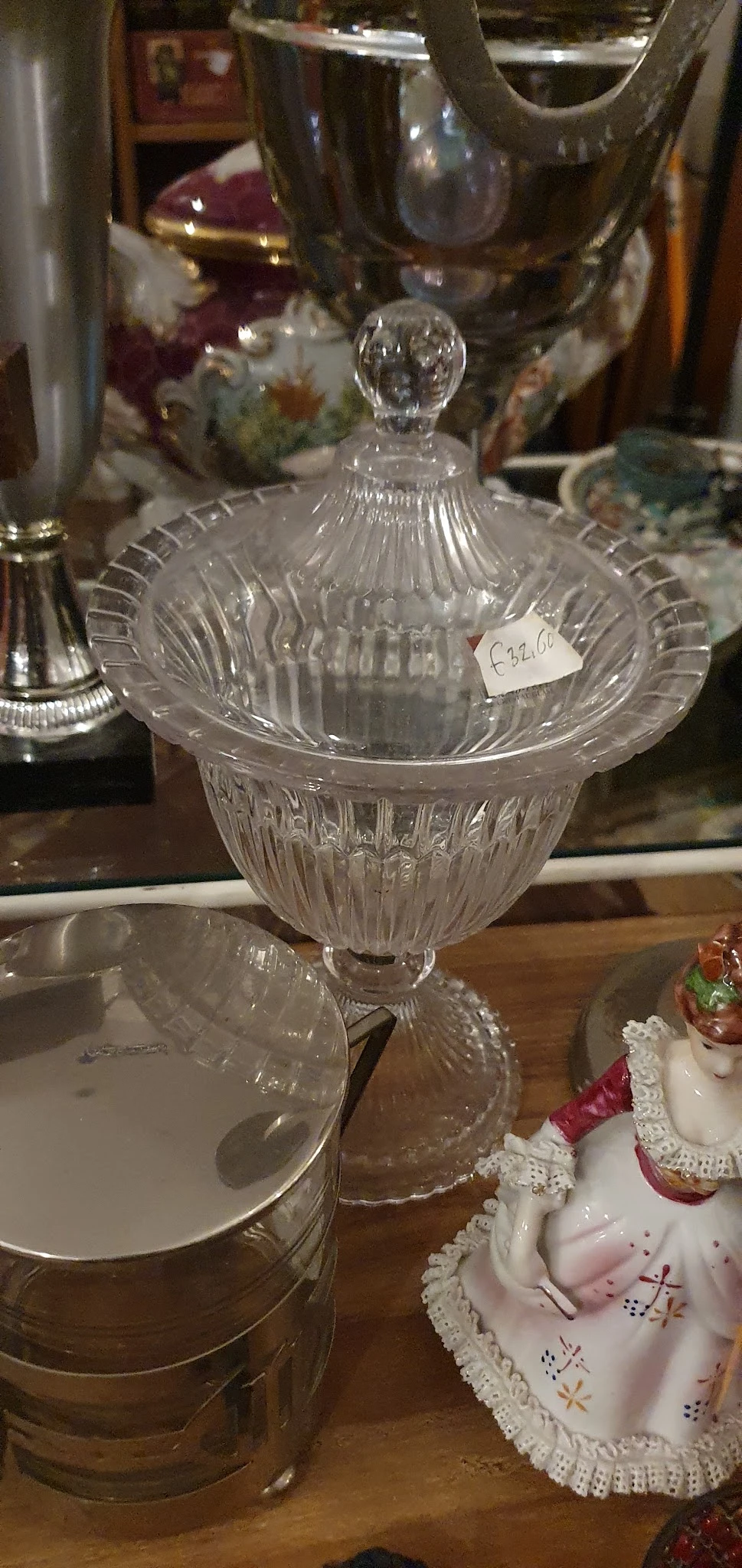 Glazen decoratieve schaal met ronde vorm en geribde details, op houten tafel