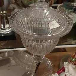Glazen decoratieve schaal met ronde vorm en geribde details, op houten tafel