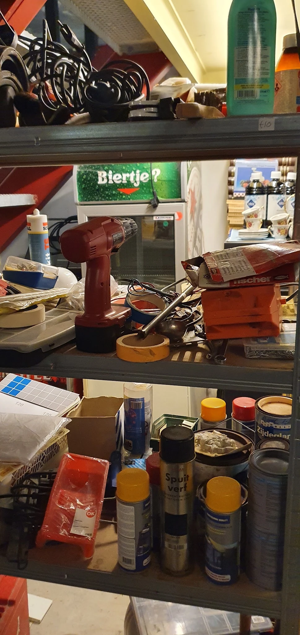 Werktuigen en huishoudelijke artikelen op een donkere tafel in de winkel