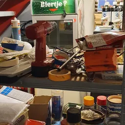 Werktuigen en huishoudelijke artikelen op een donkere tafel in de winkel