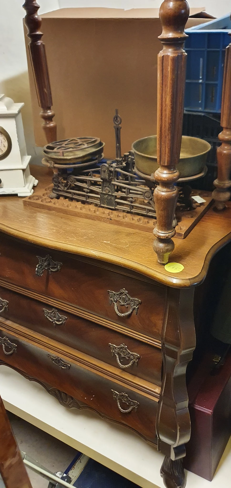 Close-up van een antieke houten schrijfmachine op een houten bureau met metalen accenten en lades