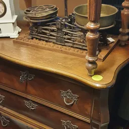 Close-up van een antieke houten schrijfmachine op een houten bureau met metalen accenten en lades