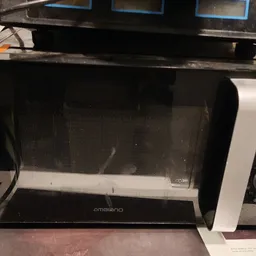 Witte magnetron met zwarteDetailsogen op donker werkblad, bovenkant open