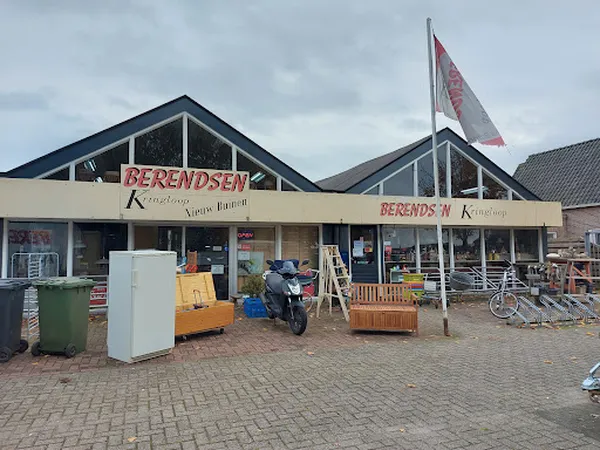 Voorgevel van kringloopwinkel met schuine daken, winkelnaam BERENDSEN duidelijk zichtbaar, ingang met diverse spullen ervoor