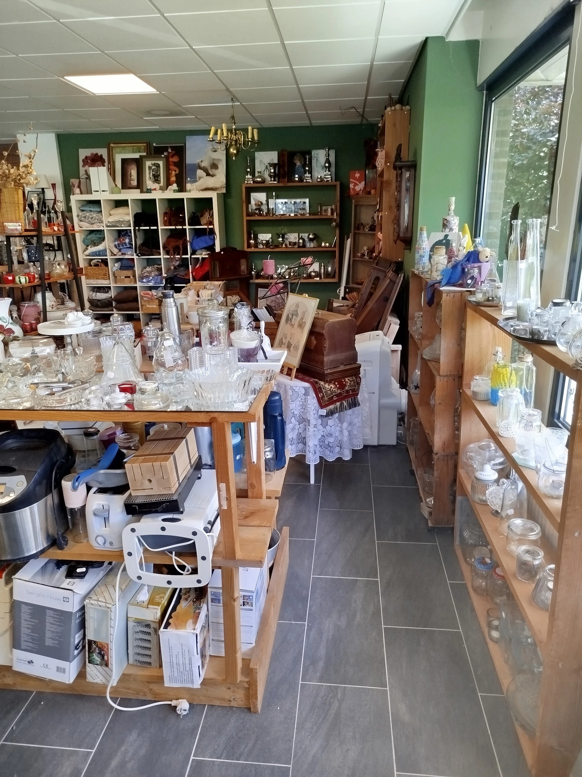 Kringloopwinkel Bie Joe in Ouddorp met tweedehands boeken, huis- en inrichting en huishoudelijke apparaten