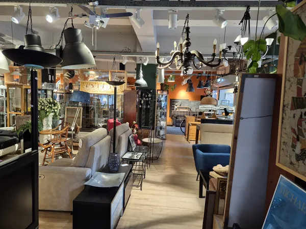 Winkelvloer met stellingen, meubels, lampen en huishoudartikelen in kringloopwinkel