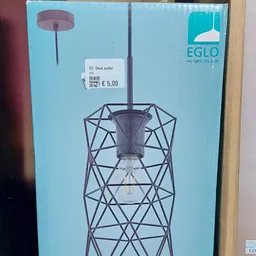 Zwarte hangende designlamp met geometrisch draadwerk patroon in verpakking met prijskaartje
