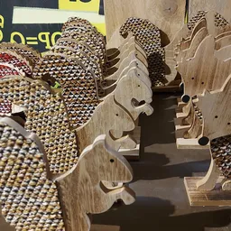 Uitgestalde decoratieve items met parelmoer en kraalwerk in verschillende kleuren en vormen
