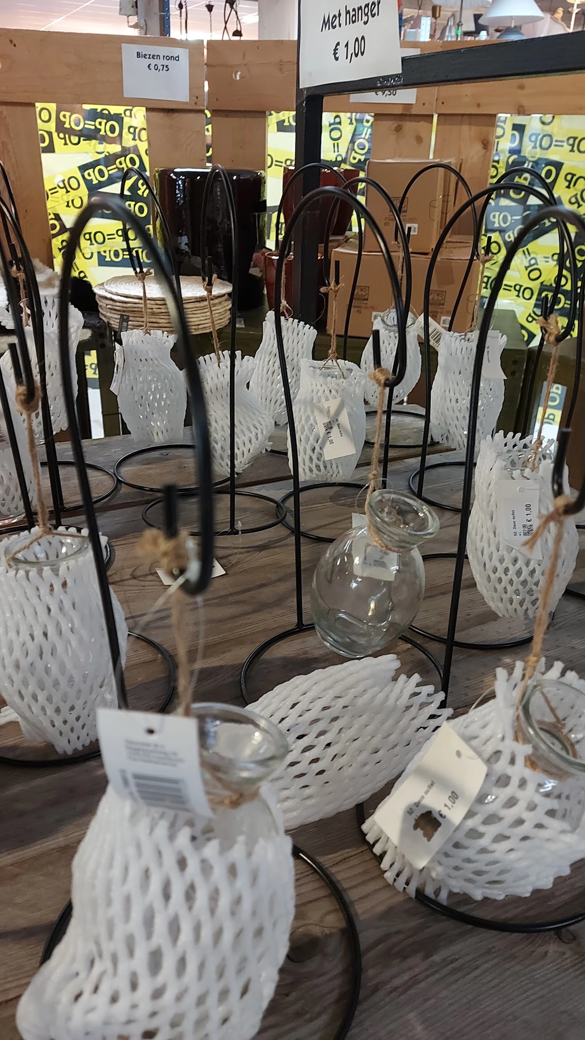 Bezoeker foto van Kringloopwinkel Bij John woonwinkel en secondhandshop in Drouwenermond