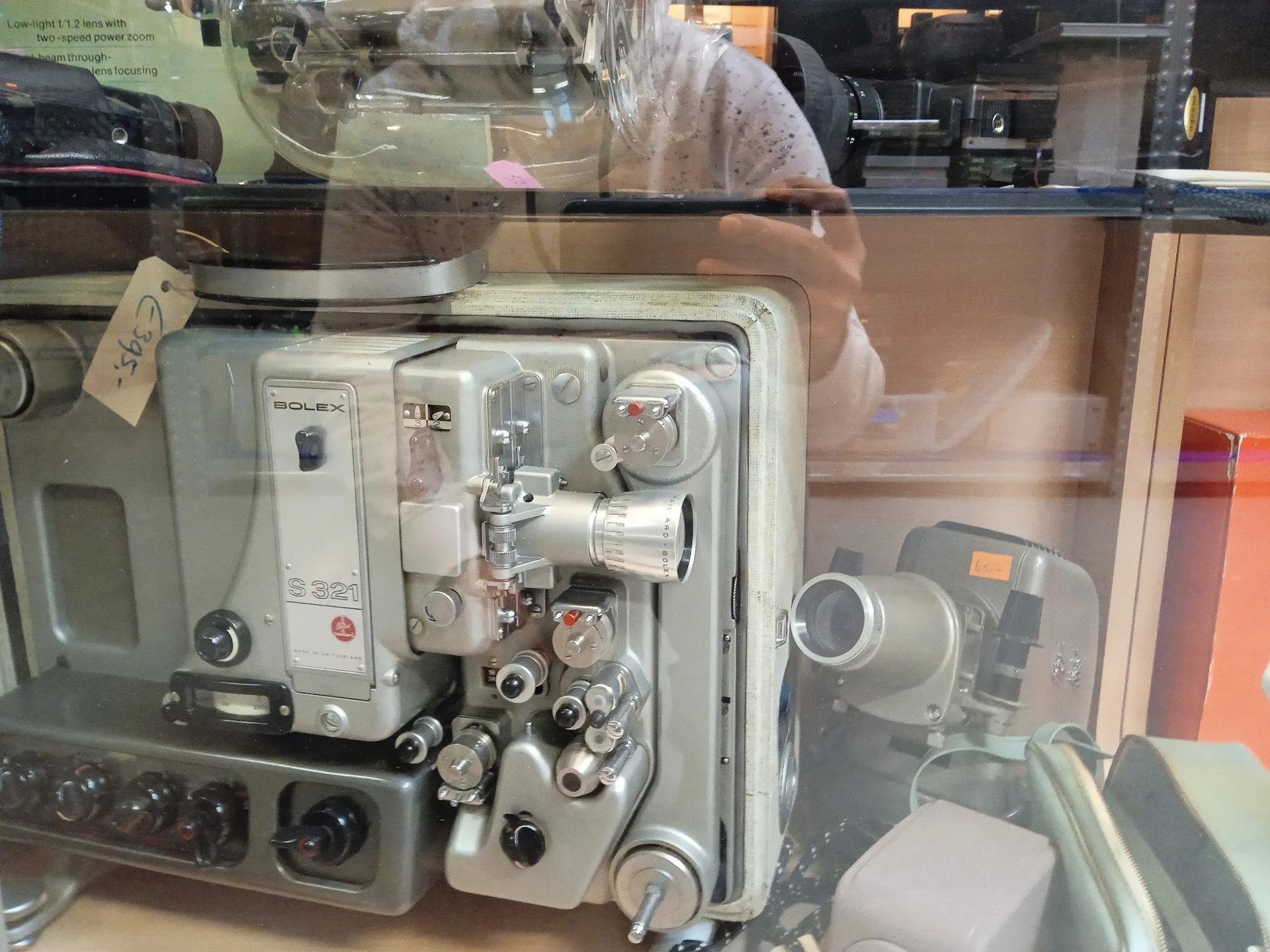 Bezoeker foto van Kringloopwinkel Bij John woonwinkel en secondhandshop in Drouwenermond