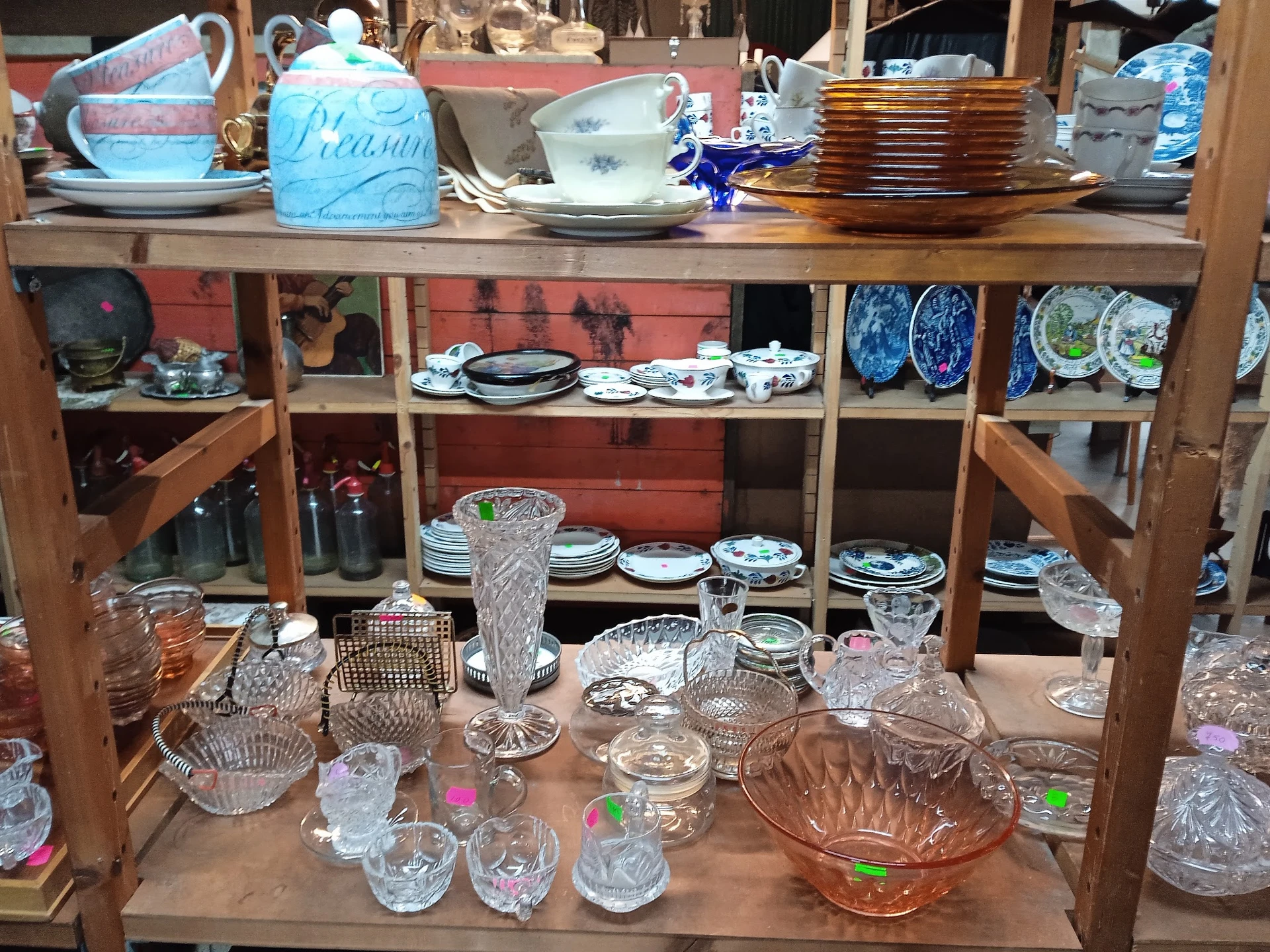 Bezoeker foto van Kringloopwinkel Bij John woonwinkel en secondhandshop in Drouwenermond