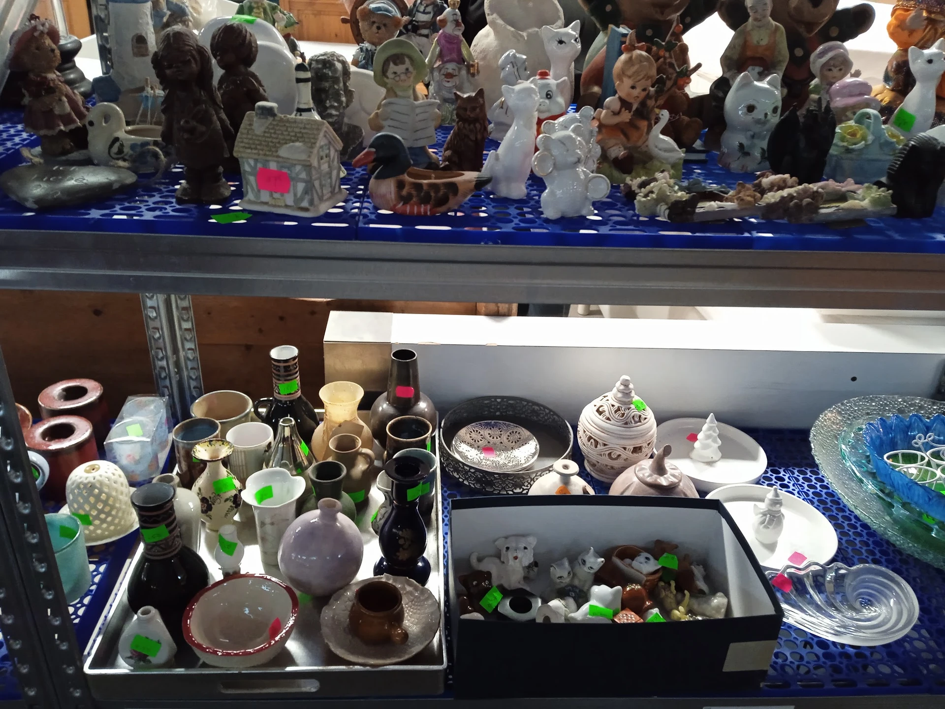 Bezoeker foto van Kringloopwinkel Bij John woonwinkel en secondhandshop in Drouwenermond
