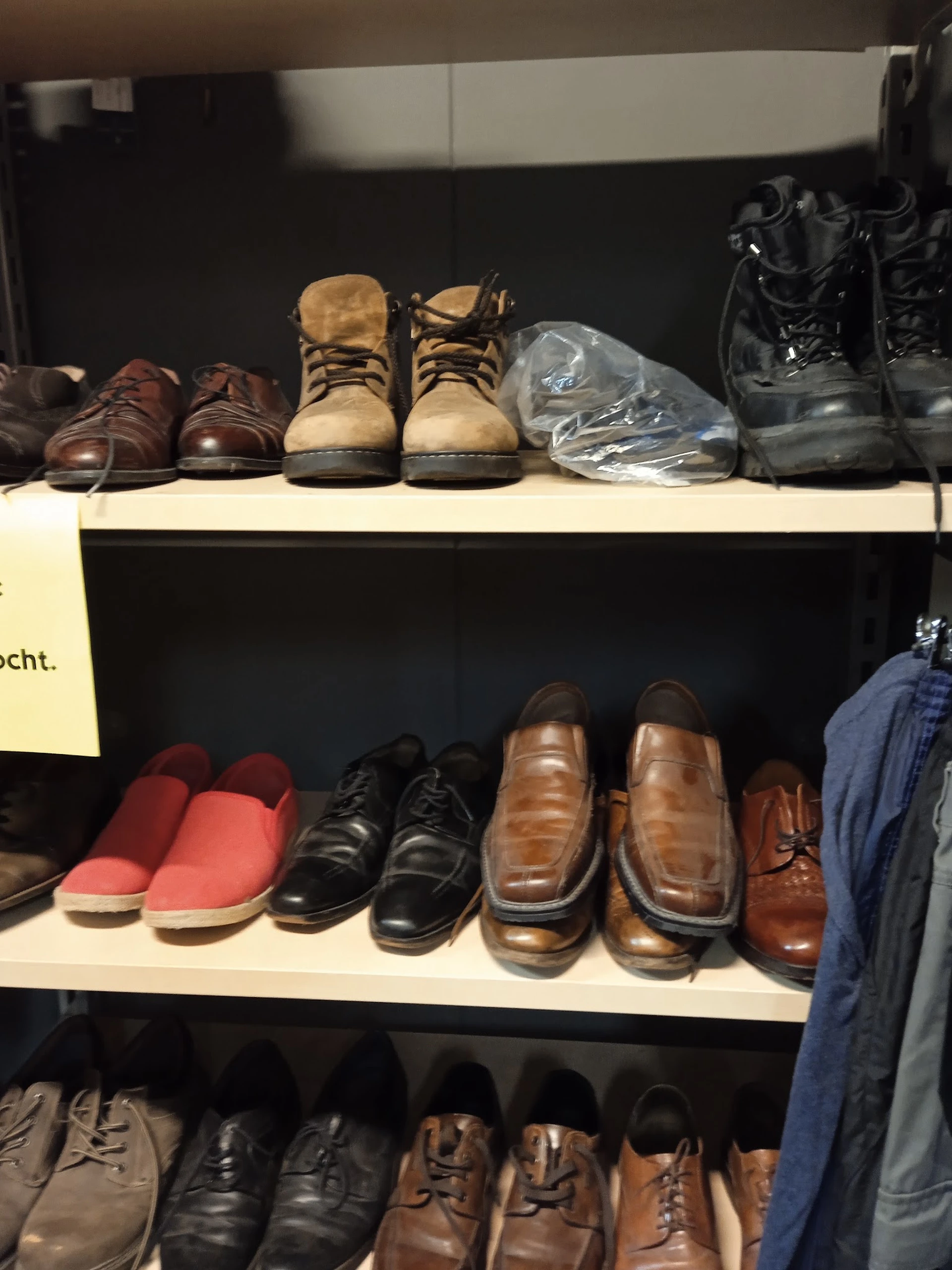 Bezoeker foto van Kringloopwinkel Bij John woonwinkel en secondhandshop in Drouwenermond