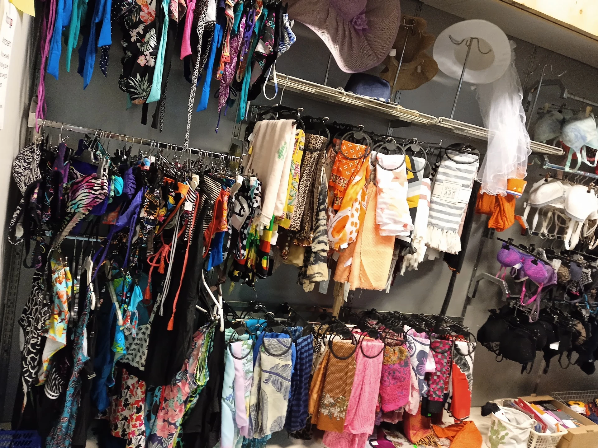 Bezoeker foto van Kringloopwinkel Bij John woonwinkel en secondhandshop in Drouwenermond