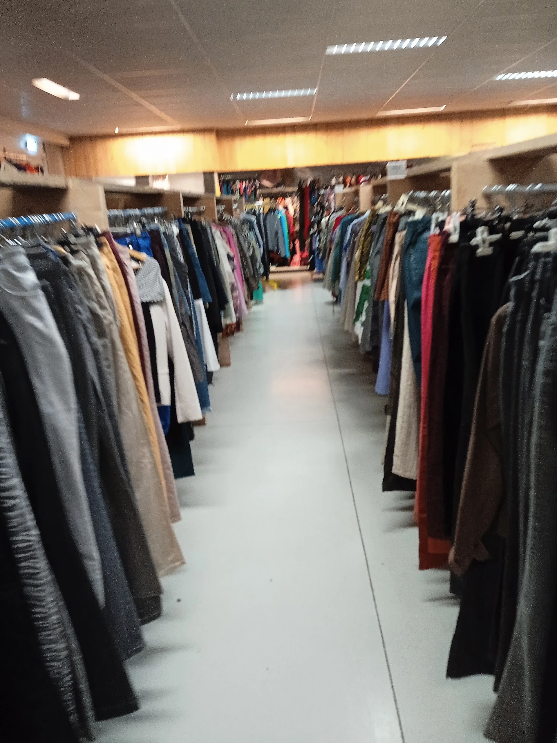 Bezoeker foto van Kringloopwinkel Bij John woonwinkel en secondhandshop in Drouwenermond