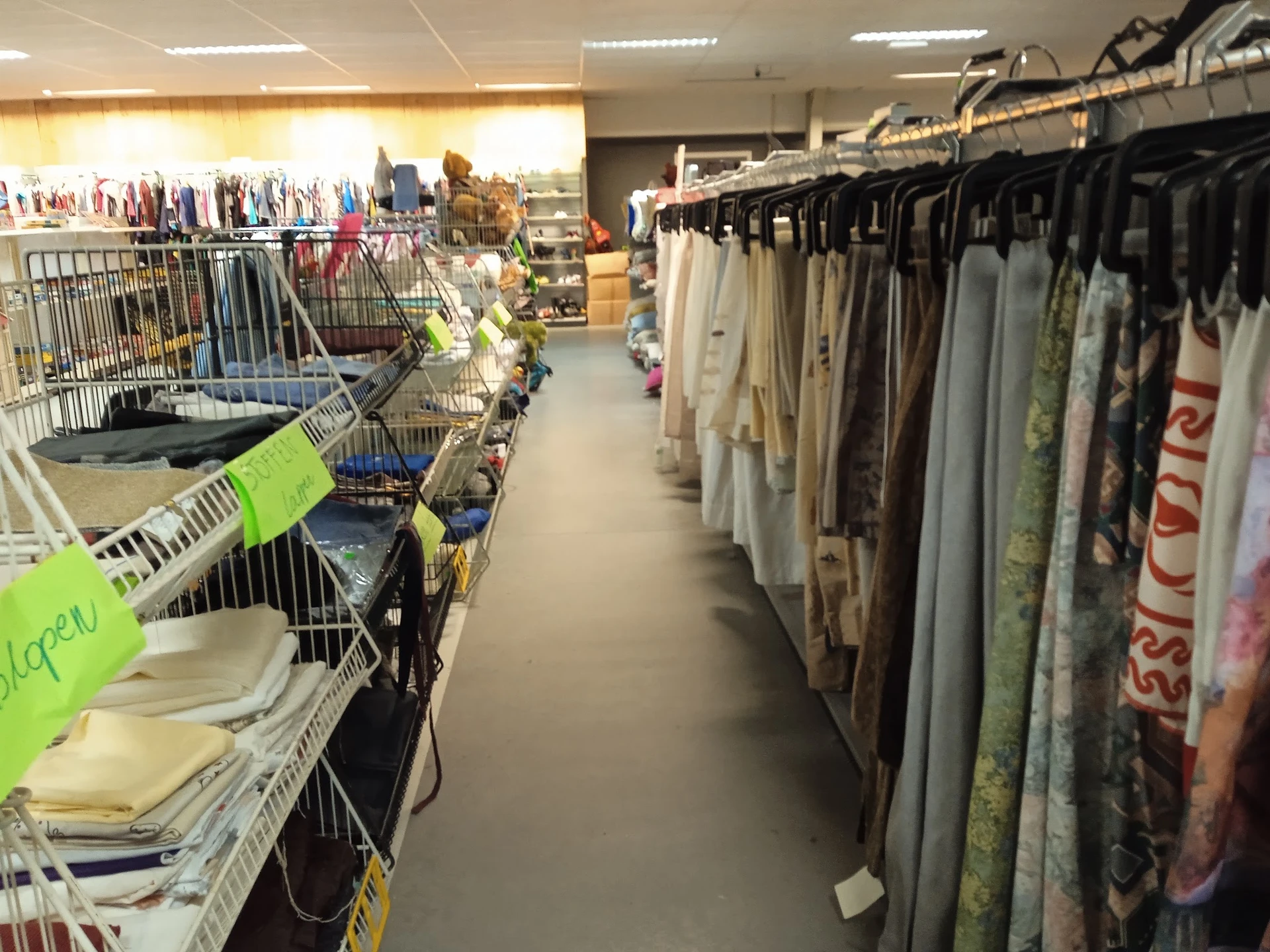 Bezoeker foto van Kringloopwinkel Bij John woonwinkel en secondhandshop in Drouwenermond
